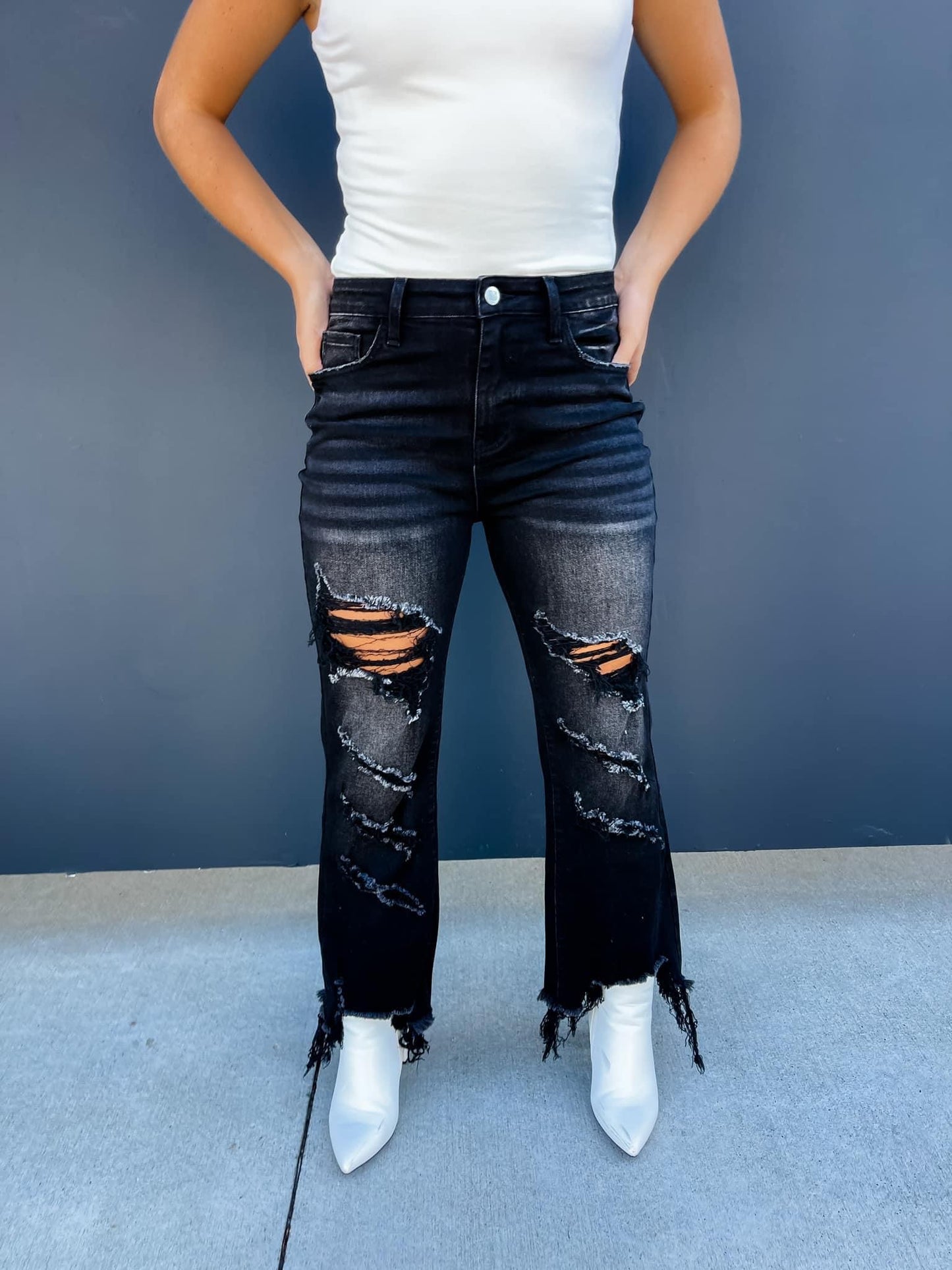 BLACK URBAN DISTRESSED CROP JEAN